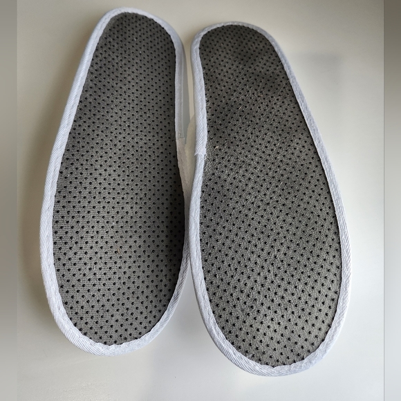 Disney Grand Floridian Resort & Spa White Slippers with GF Logo NEW - Picture 4 of 6